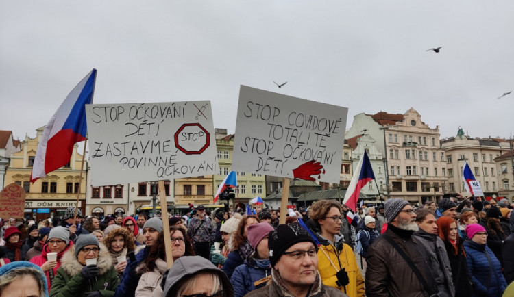 Odpůrci povinného očkování zaplnili plzeňské náměstí, promluvili policisté, lékaři i Tomáš Ortel.