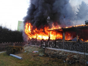 Lidé mohou pomoci rodině, které shořel dům. Nabízí i postele a jiné vybavení