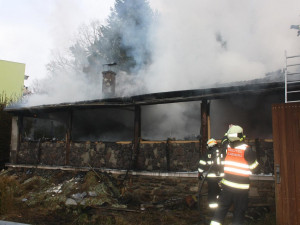 Lidé mohou pomoci rodině, které shořel dům. Nabízí i postele a jiné vybavení