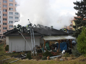 Lidé mohou pomoci rodině, které shořel dům. Nabízí i postele a jiné vybavení