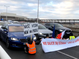 VIDEO: Demonstranti se svázali řetězy a zablokovali dopravu na Nuseláku