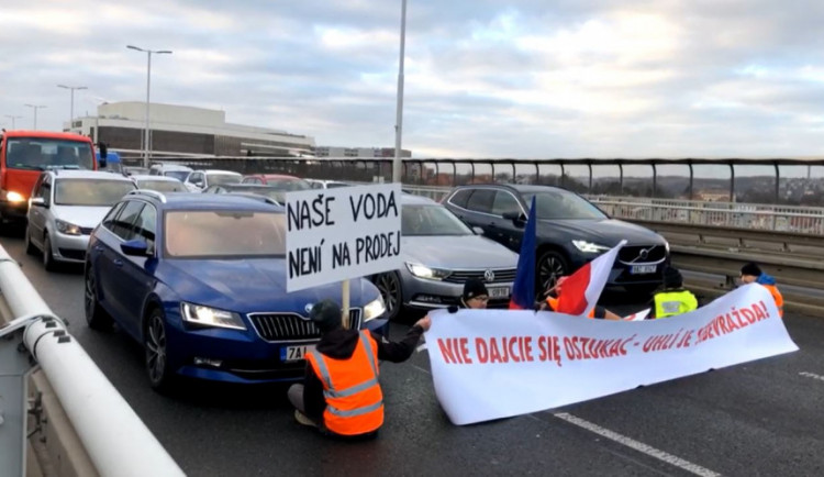 Demonstranti se svázali řetězy a zablokovali dopravu na Nuseláku.