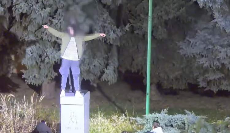Opilý mladík z Břeclavi si hrál na Masaryka. Vylezl na podstavec sochy a pózoval