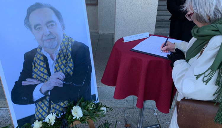 Veřejnost se v Praze loučí s Dušanem Kleinem. Poslední sbohem režisérovi přišli dát Uhlíř, Táborský či Strach