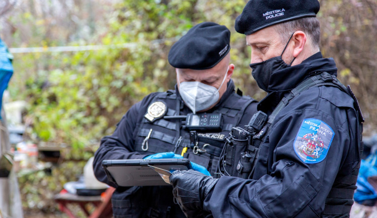 Pražští strážníci dostanou nové slavnostní uniformy. Vedení za ně zaplatí až 9 milionů korun