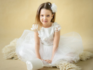 Kvůli vzácnému syndromu nemůže šestiletá Lilly na narozeninové oslavy, k bazénu nebo do obchodních center