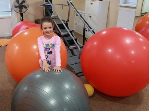 Kvůli vzácnému syndromu nemůže šestiletá Lilly na narozeninové oslavy, k bazénu nebo do obchodních center