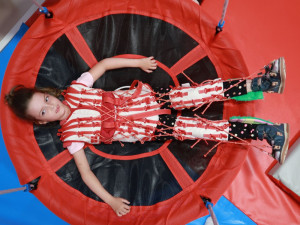 Kvůli vzácnému syndromu nemůže šestiletá Lilly na narozeninové oslavy, k bazénu nebo do obchodních center