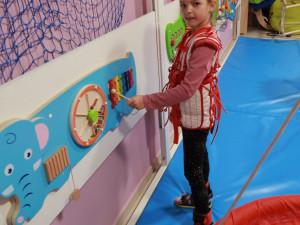 Kvůli vzácnému syndromu nemůže šestiletá Lilly na narozeninové oslavy, k bazénu nebo do obchodních center