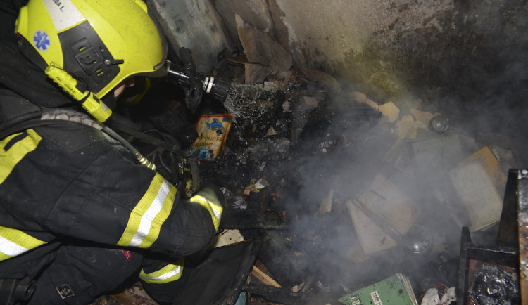 Hasiči při nočním požáru v Praze zachránili dvacet lidí, tři psy a dvě kočky