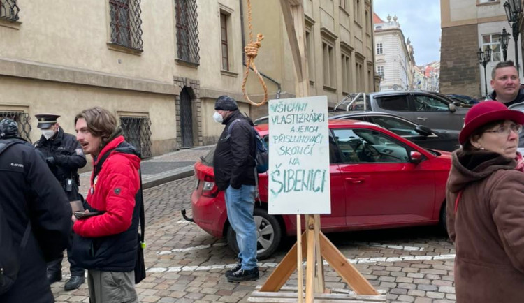 Demonstranti přinesli do centra Prahy šibenici. Podle policie nejednají protiprávně