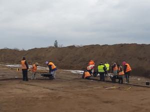 Jihomoravští archeologové jásají. Na trase dálnice D55 našli žárové hroby i nálezy z doby kamenné