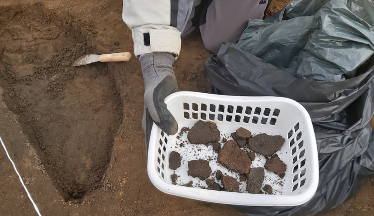 Jihomoravští archeologové jásají. Na trase dálnice D55 našli žárové hroby i nálezy z doby kamenné.