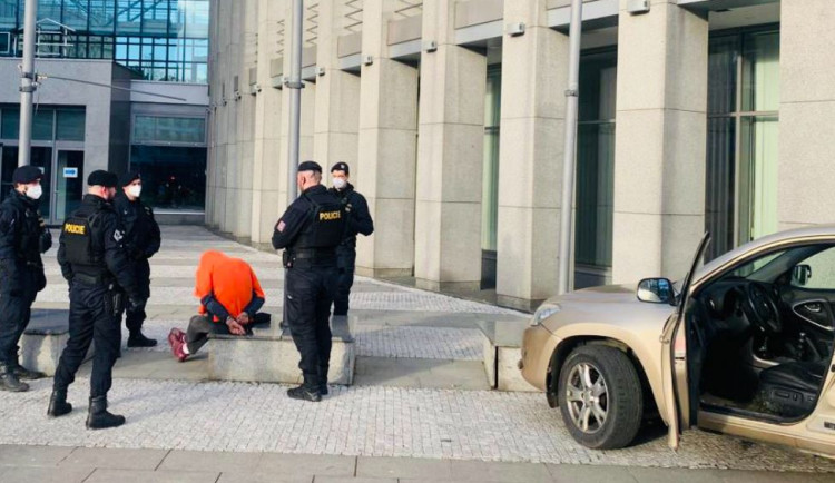 VIDEO: Mladík ujížděl policistům, za jízdy vystoupil z auta. Hrozí mu dva roky ve vězení