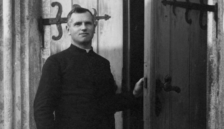 Kněz Josef Toufar u dveří číhošťského kostela, zdroj: Archiv Miloše Doležala.