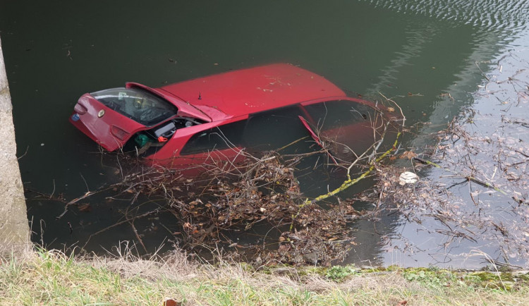 Auto v Blansku sjelo ze silnice do řeky. Posádka od nehody uplavala