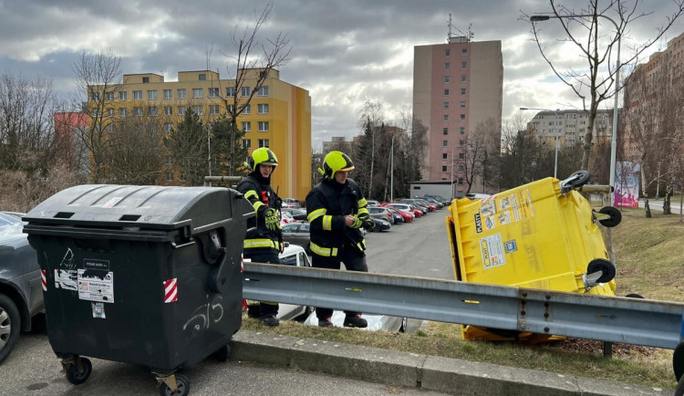 Silný vítr lámal stromy a komplikoval dopravu. Hasiči v Praze měli přes sto zásahů