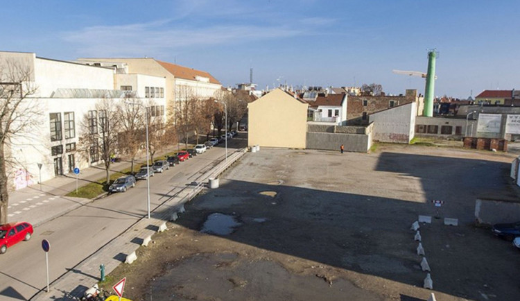 Prostějov chce prodat pozemky po bývalé sodovkárně v centru. Podezřelá transakce před volbami, zuří opozice.