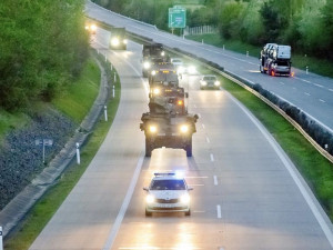 Přes Česko pojede asi dosud největší americký konvoj s 1800 vojáky a 700 vozy