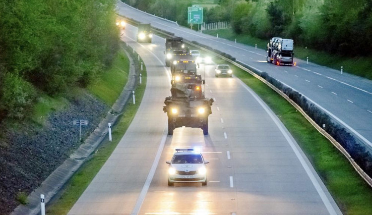 Přes Česko pojede asi dosud největší americký konvoj s 1800 vojáky a 700 vozy