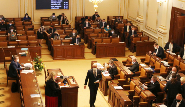 Sněmovna po 23 hodinách obstrukcí schválila program schůze k pandemické
