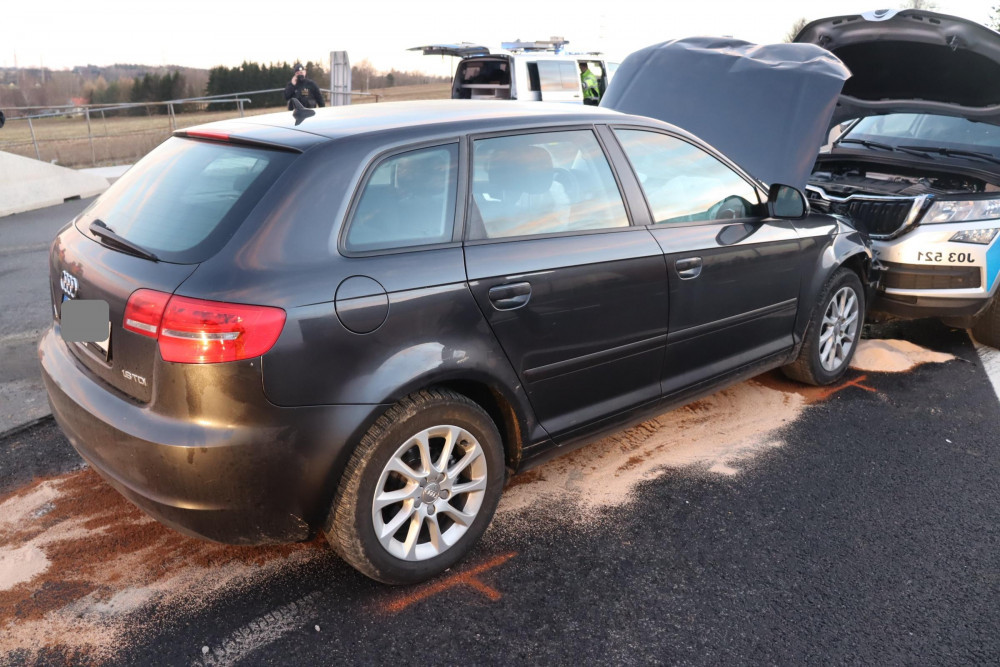 Zdrogovaný řidič z I/38, který se na Silvestra honil s policisty, si vyslechl podezření hned z pěti přestupků