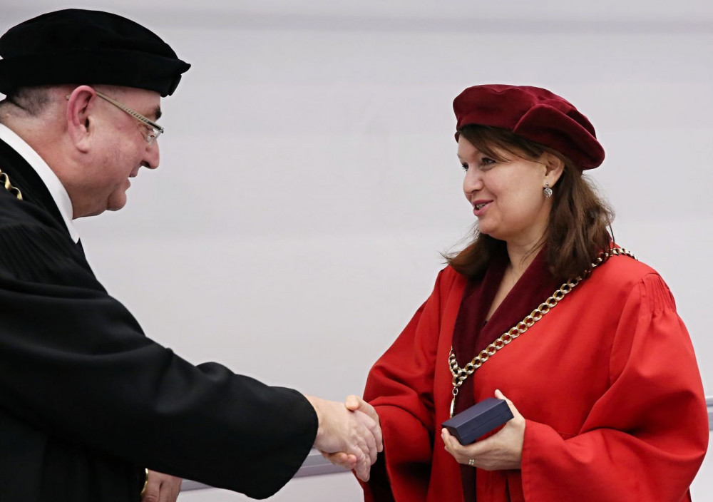 Rektorka UK Milena Králíčková krátce před svým jmenováním s děkanem Lékařské fakulty v Plzni Jindřichem Fínkem