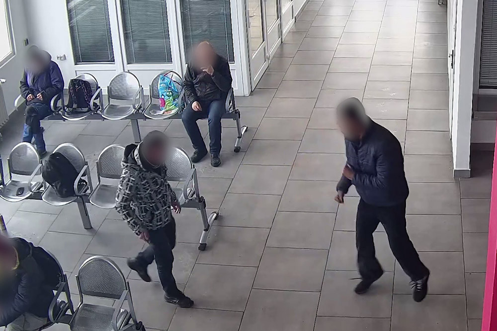 Kamera ve vestibulu olomouckého autobusového nádraží zaznamenala konflikt dvou mužů