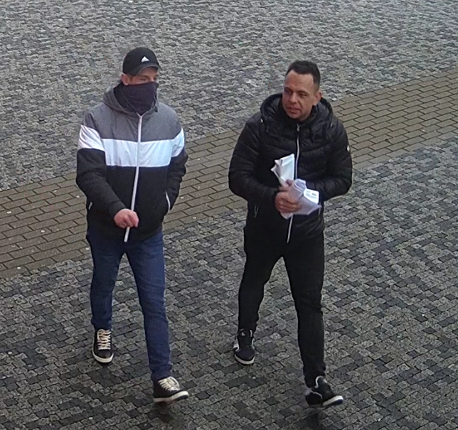 Poznáváte muže na fotografii? Pátrá po nich policie.