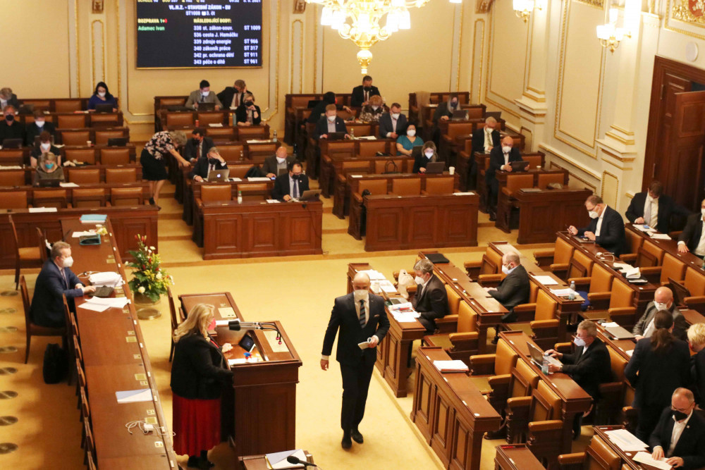 Sněmovna po 23 hodinách obstrukcí schválila program schůze k pandemické