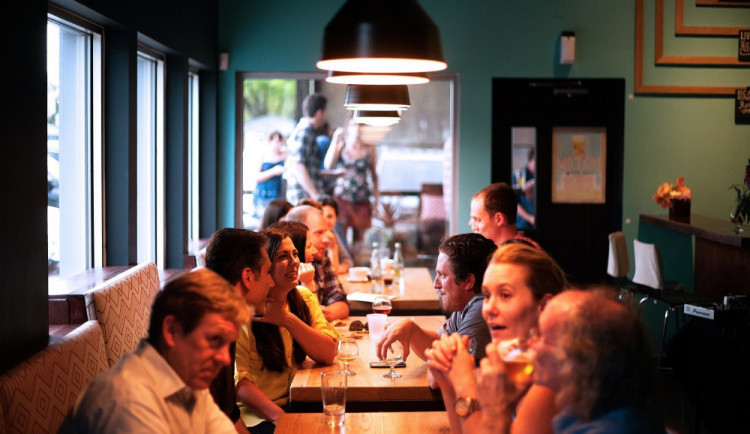 Asociace: Restauratéři vítají zrušení opatření, vláda musí představit další plán