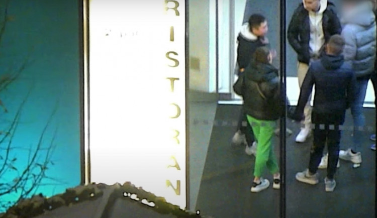 Peníze, nebo život. V centru Brna útočila skupina vyzbrojená nožem