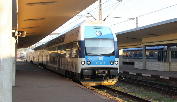 Tragédie na nádraží v Praze. Patnáctiletá dívka zemřela po pádu pod vlak