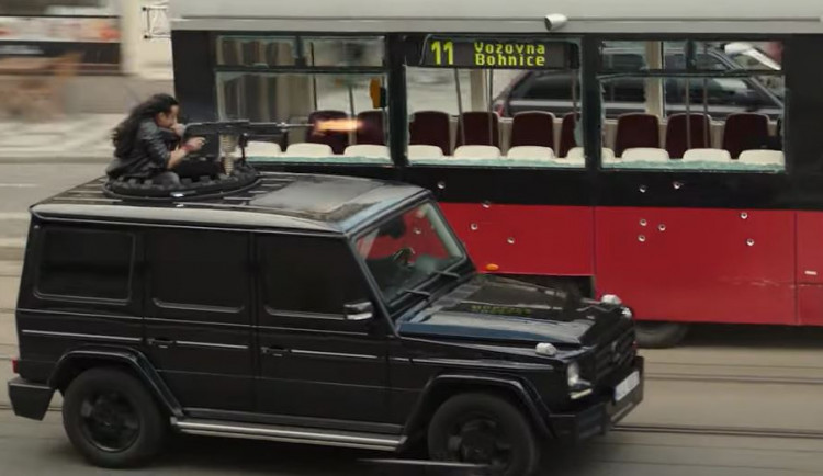 Divoká honička i střelba v ulicích Prahy. Netflix zveřejnil první záběry z filmu s Ryanem Goslingem