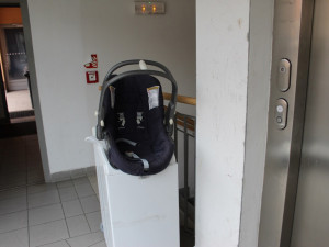 Drogy, hluk a nepořádek. V brněnském domě dělají zle obyvatelé sociálních bytů