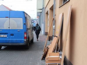 Drogy, hluk a nepořádek. V brněnském domě dělají zle obyvatelé sociálních bytů