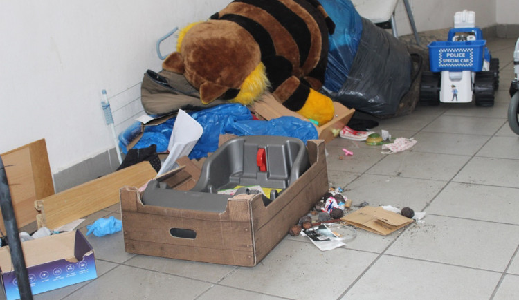 Drogy, hluk a nepořádek. V brněnském domě dělají zle obyvatelé sociálních bytů.