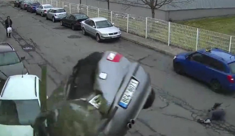 VIDEO: Auto v Praze srazilo chodkyni a letělo vzduchem. V letu narazilo do domu