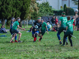 Chrániče na zuby a zlatonka v trenýrkách. Přečtěte si, jak se v Praze hraje famfrpál