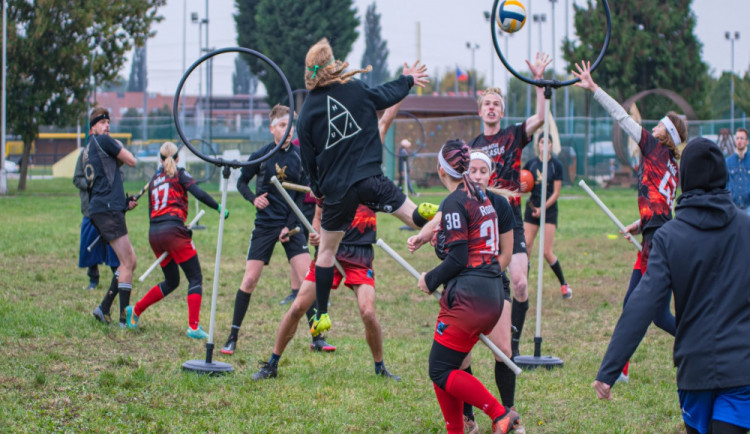 Chrániče na zuby a zlatonka v trenýrkách. Přečtěte si, jak se v Praze hraje famfrpál.