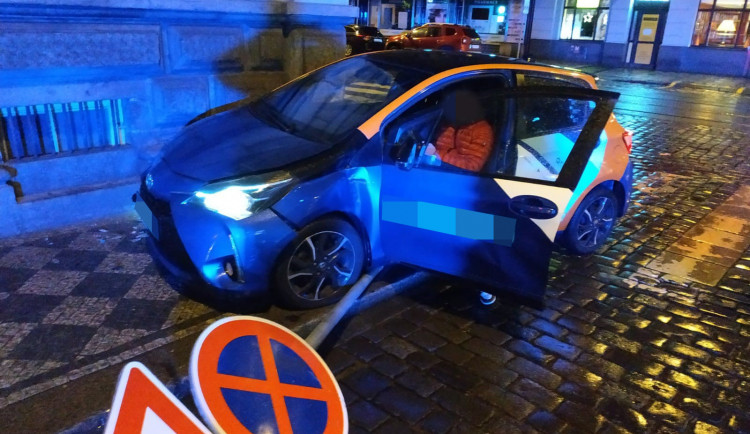 Opilý devatenáctiletý řidič naboural auto v centru Prahy. Strážníkům tvrdil, že jen prochází kolem