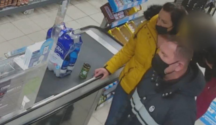 Muž šel na nákup. V obchodě ho brutálně napadl agresor, který ho zkopal a dupl mu na hlavu