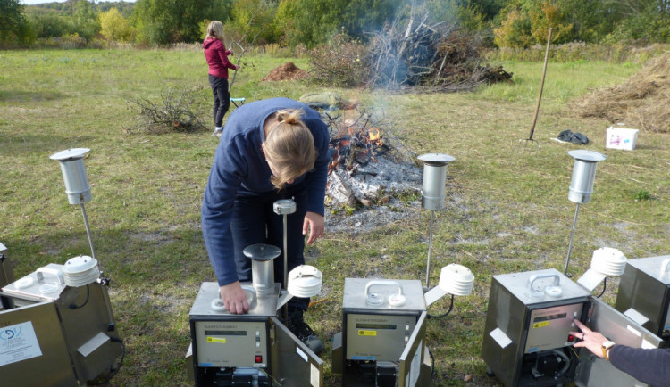 Poznatek expertů z Brna: Pálení v otevřených ohništích extrémně znečišťuje ovzduší.