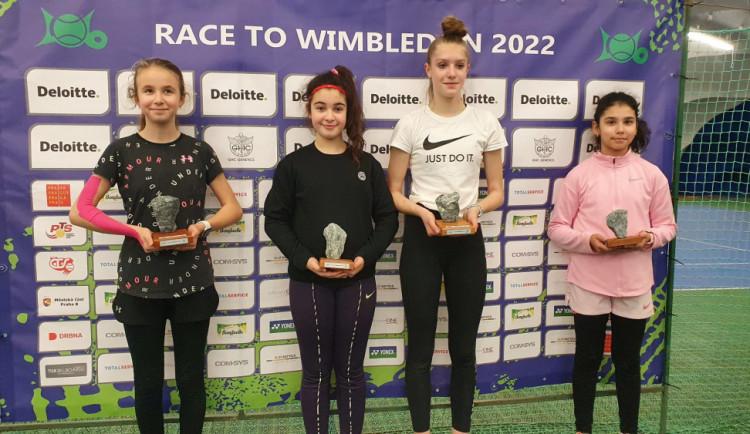 Série turnajů mladých tenisových nadějí Race to Wimbledon je ve své polovině.