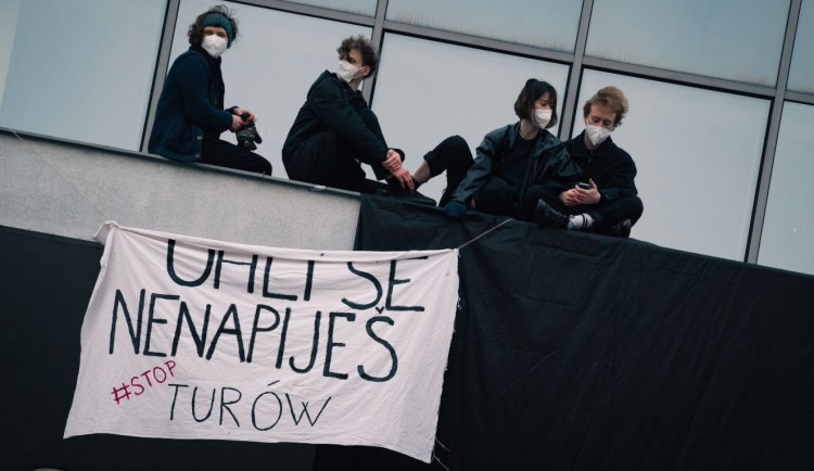 Aktivisté zastavili přívod vody na ministerstvo. Upozorňují na těžbu v dole Turów