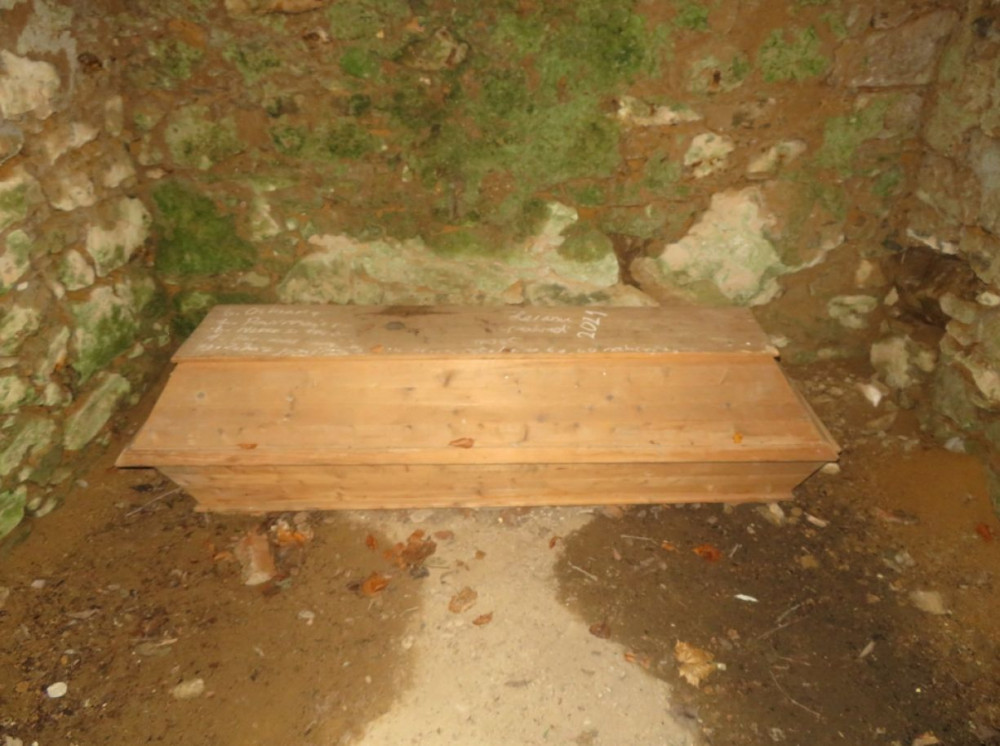 Turista zažil horor, ve sklepení polorozpadlého objektu uprostřed lesů našel starou rakev