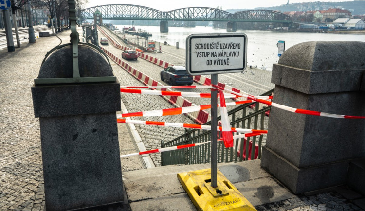 VIDEO: V Praze začala oprava tramvajové trati, kvůli které musí řidiči jezdit po náplavce