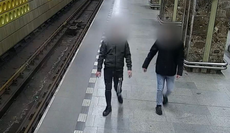 VIDEO: Agresoři brutálně zbili dva mladíky v centru Prahy. Jednomu způsobili těžkou újmu na zdraví