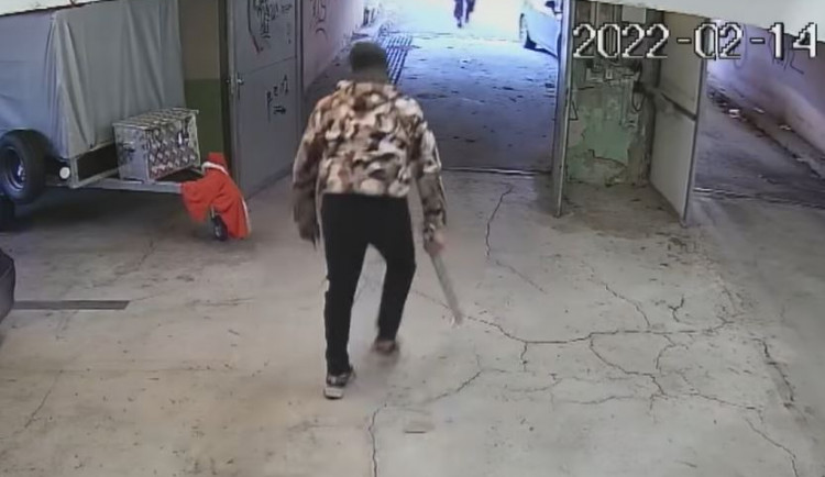 VIDEO: Muž vzal na strážníky ocelovou tyč. V řádění ho zastavila až namířená zbraň