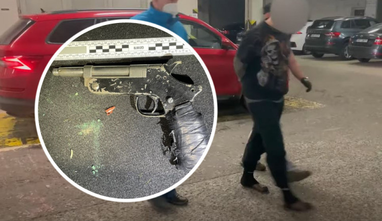 VIDEO: Muž ujížděl policii, měl u sebe zbraň a dětské porno. Nedělám nic špatného, hájil se